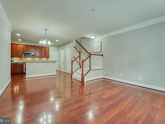 4th image of 20649 Sibbald Sq