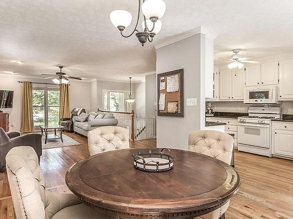 3rd image of 48 Debonaire Dr