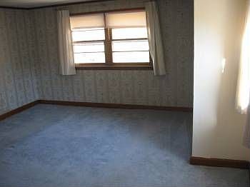 2nd image of 107 E Meadowbrook Dr