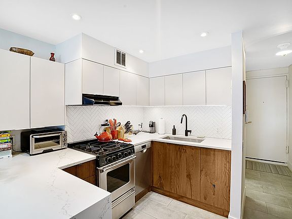 3rd image of 211 Thompson St #Phk