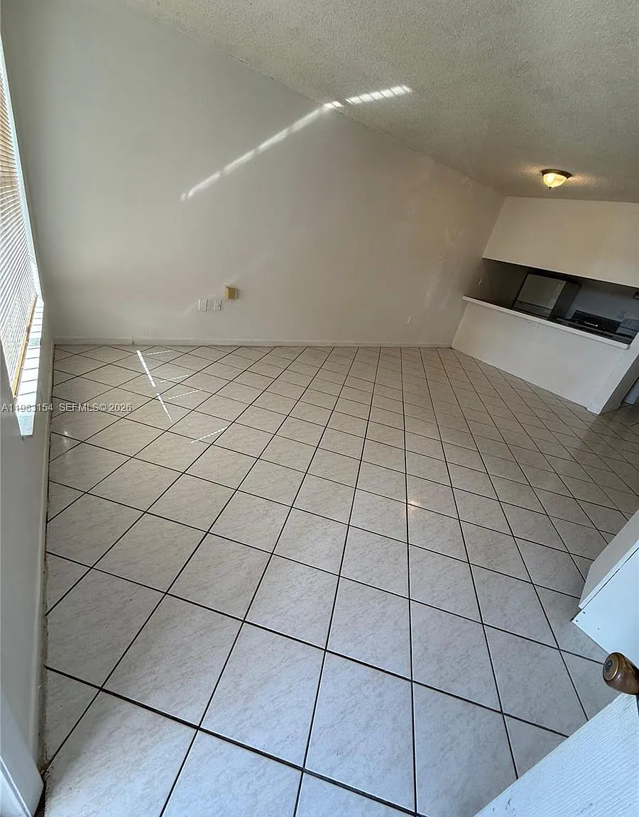 New World Condo Apts Iii — Photo 2