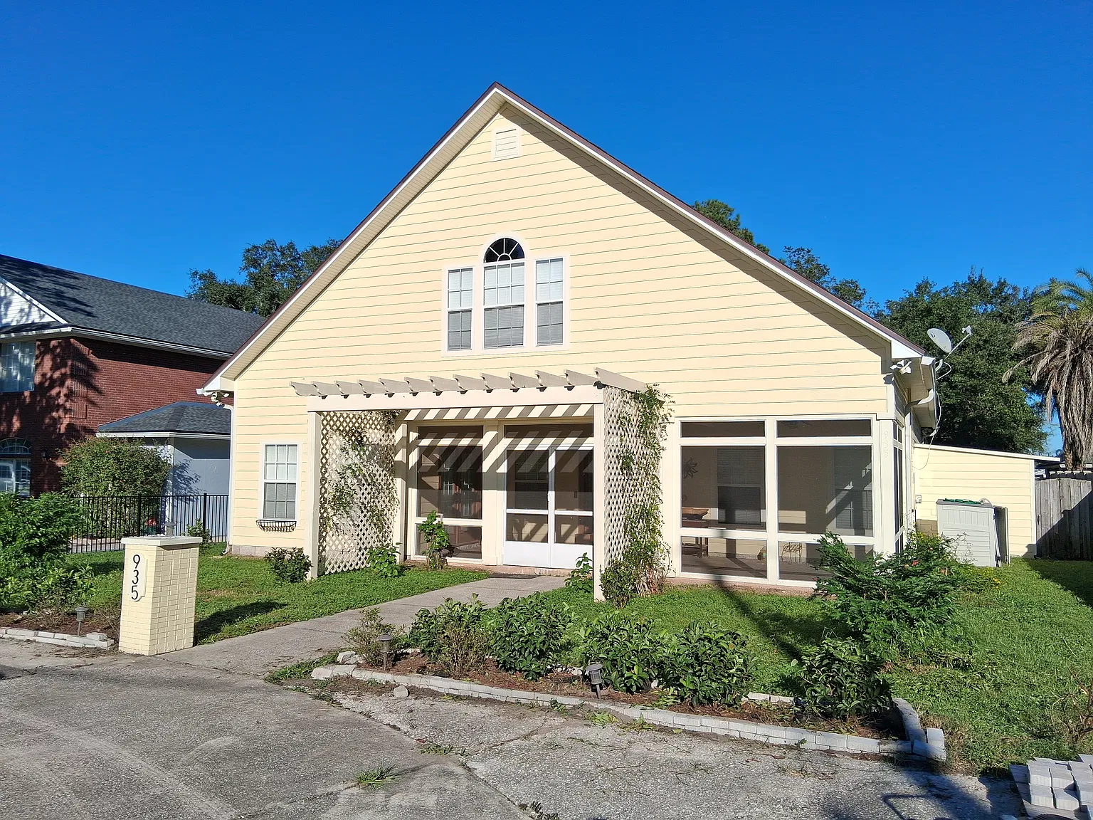 935 Anna Ave — Photo 2