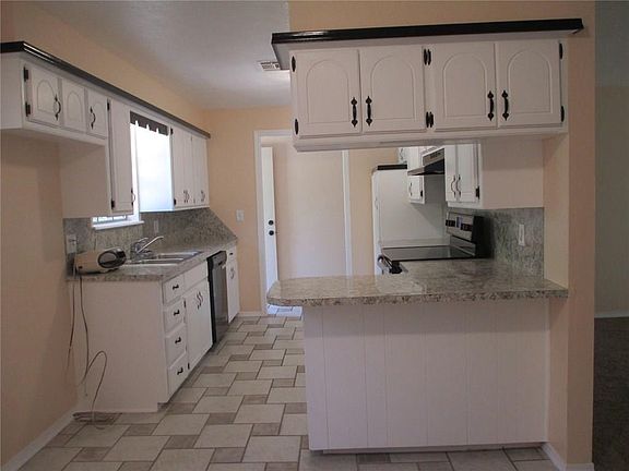 3rd image of 1909 Rosewood Cir