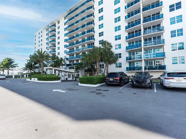 7501 E Treasure Dr #6A — Photo 20