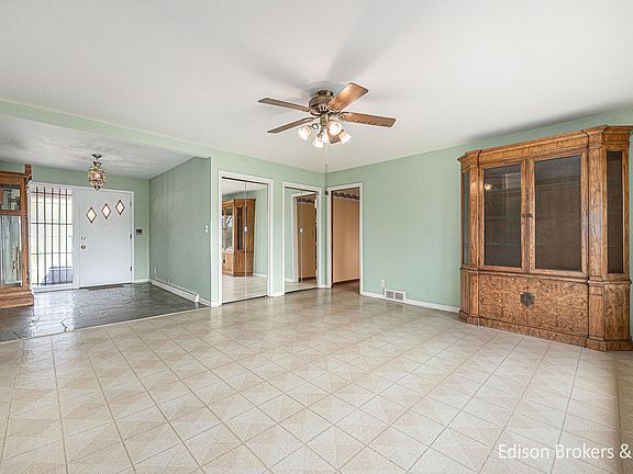4th image of 1657 W Kentview Dr NE