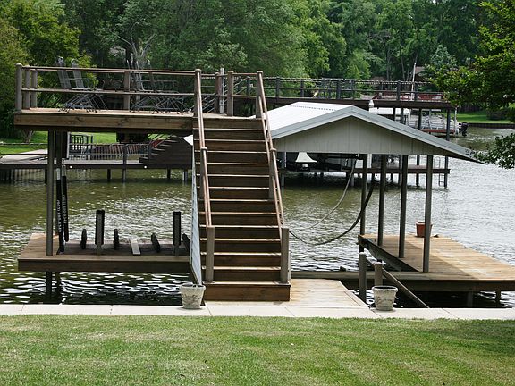 BOATHOUSE WITH PARTY DECK
