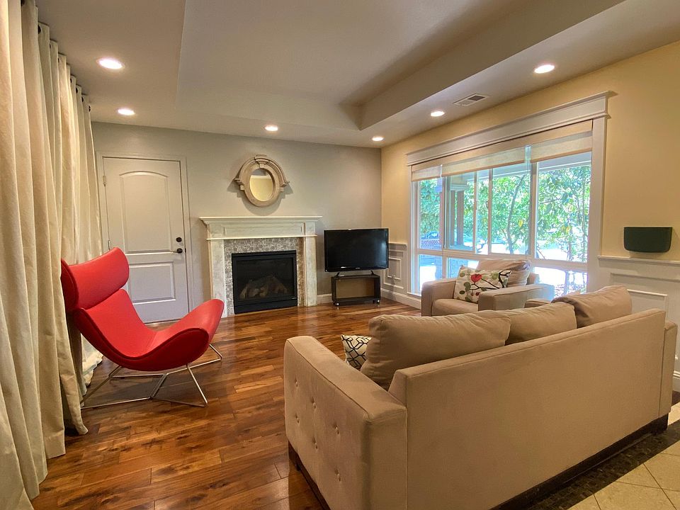 Living Room w/ gas fireplace