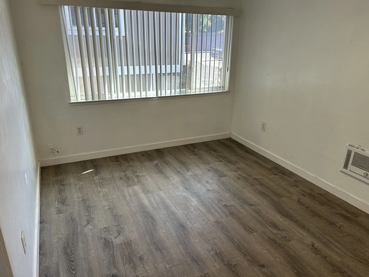 Cute 1 Bedroom 1 Bath Unit — Photo 4