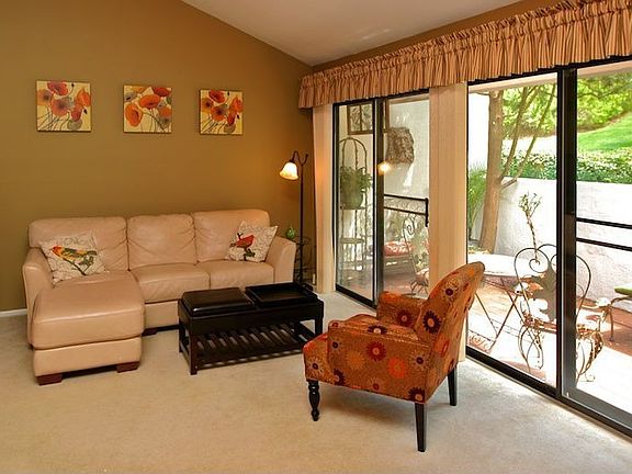 Living Room w/vaulted ceil