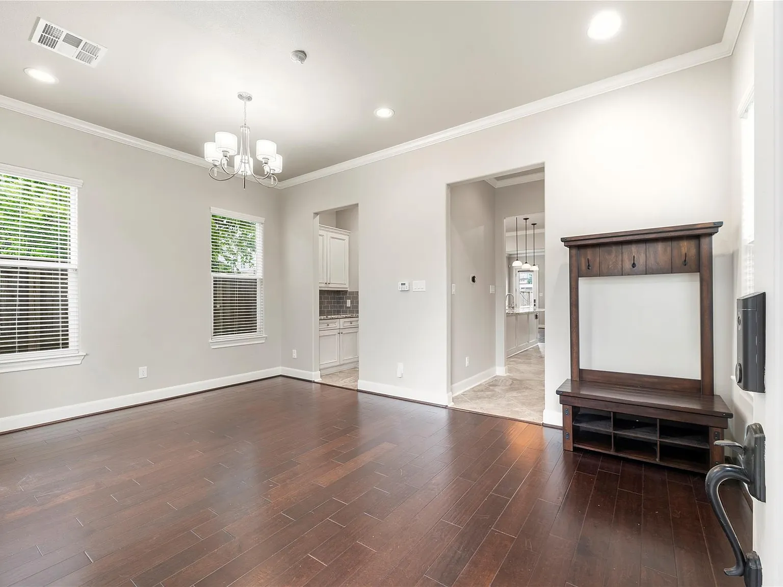 3 bed, 3.5 bath, 2512 sqft, $4,000 — Photo 2