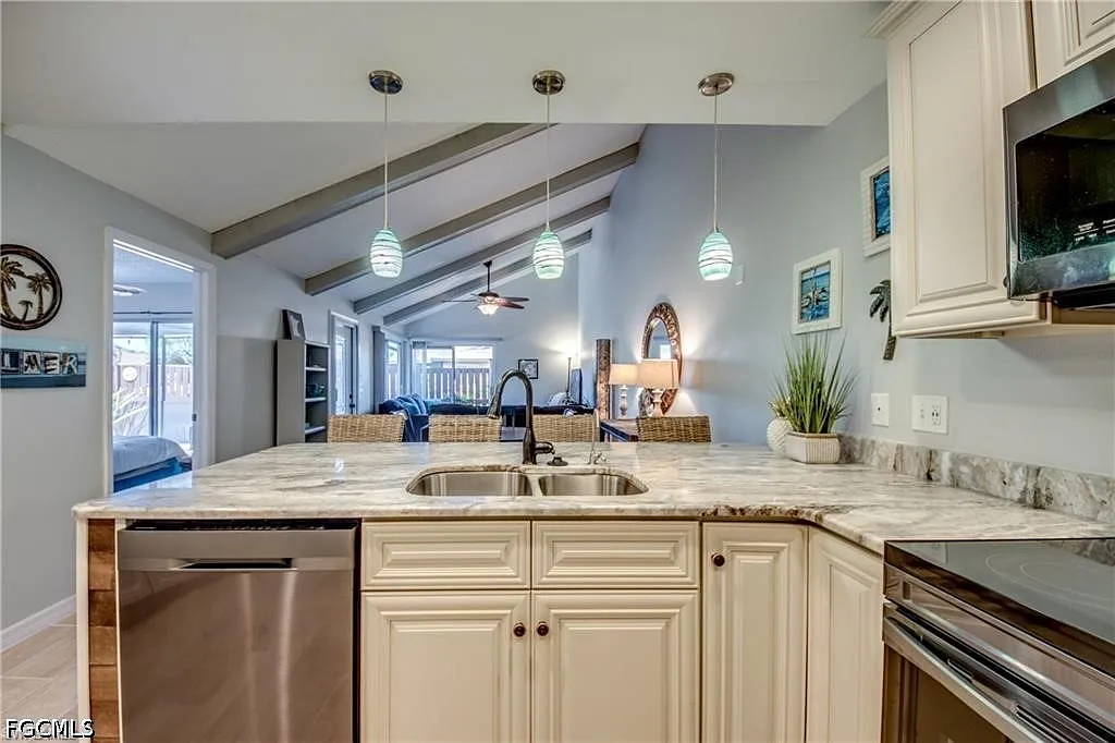 2 bed, 1.5 bath, 1006 sqft, $1,650 — Photo 4