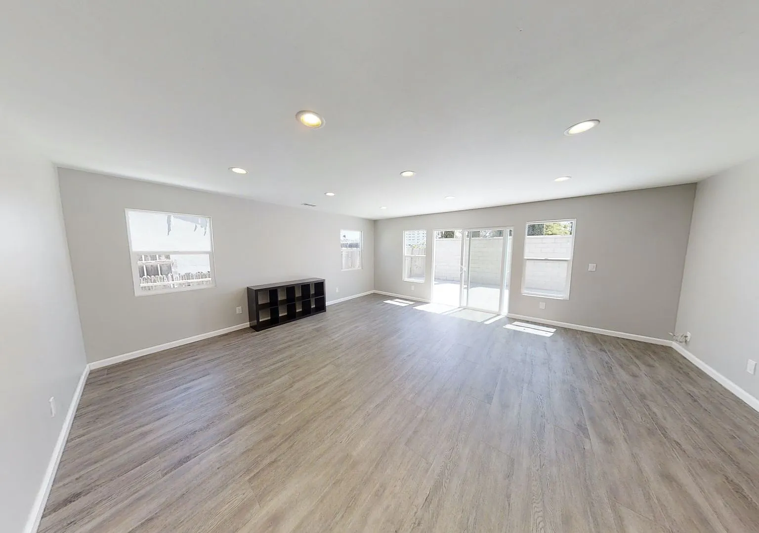 Large Property w/ 2 Kitchens!! — Photo 4