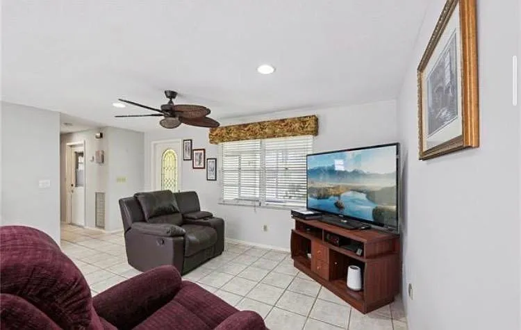 1116 SE 30th Ter — Photo 3