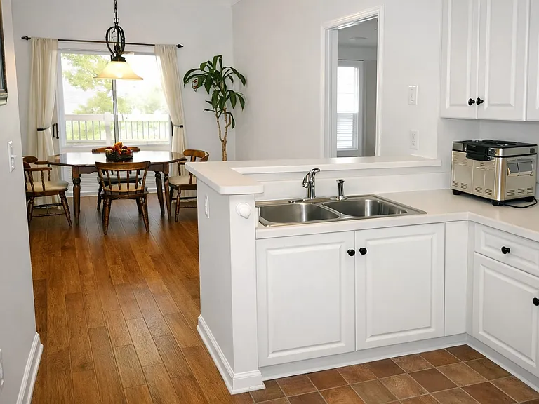 Dinning room (older picture) to show patio doors to patio