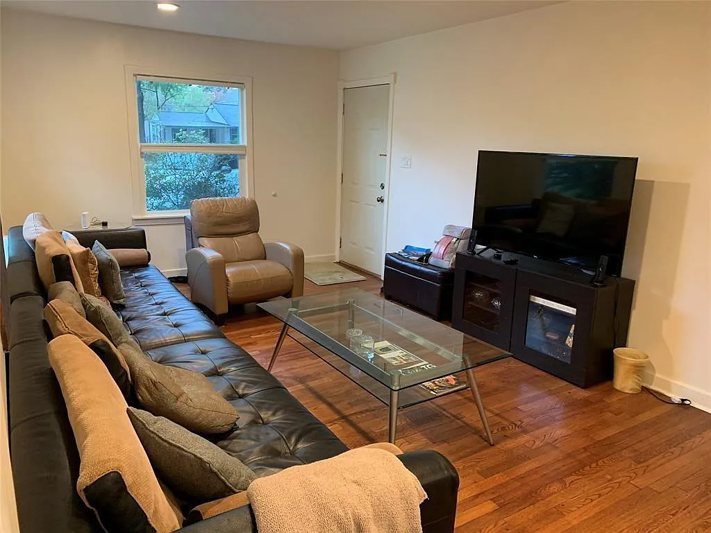 2 bed, 1.0 bath, 885 sqft, $1,950 — Photo 2