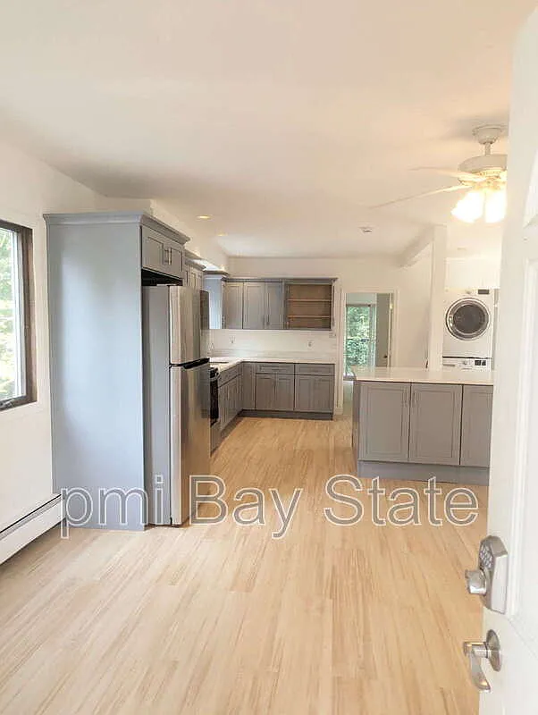 1 bed, 1.0 bath, 650 sqft, $2,300 — Photo 2
