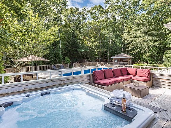 3rd image of 16 Woodege Cir