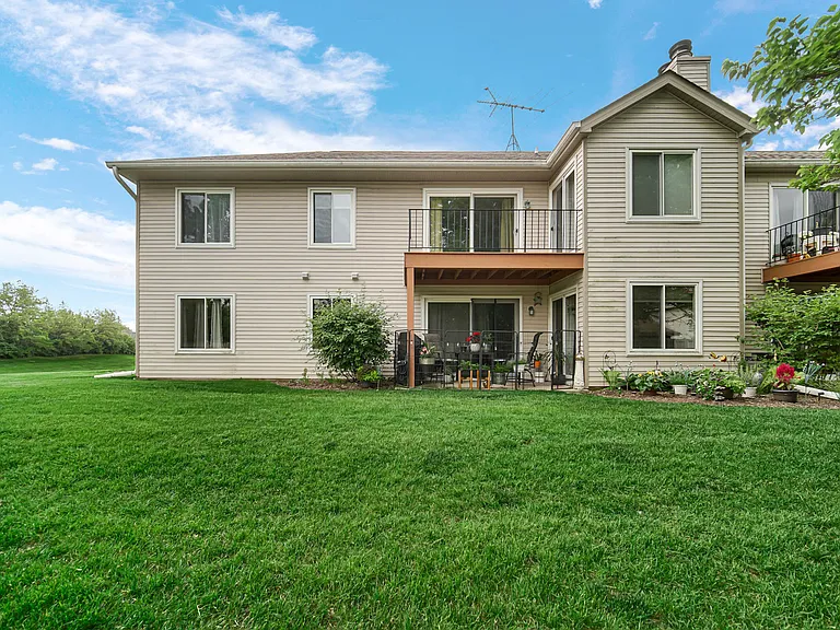 7000 Newport Dr #204 — Photo 4