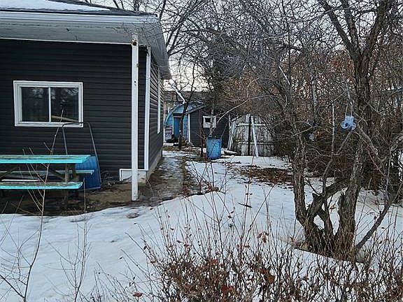 3rd image of 718 Carbon Ave
