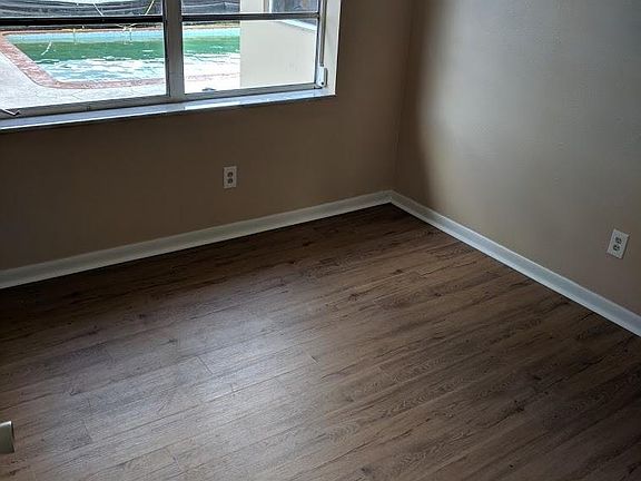 5th image of 1409 E Hancock Dr