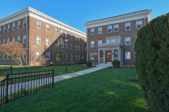 Suburban Court Apartments — Photo 2