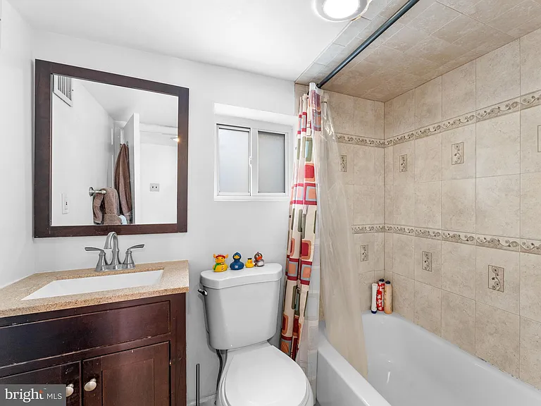 1006 Montrose St — Photo 15