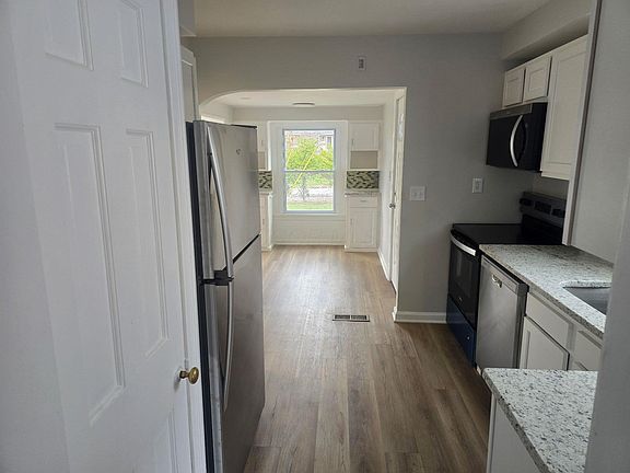 3rd image of 3950 Riverside Dr