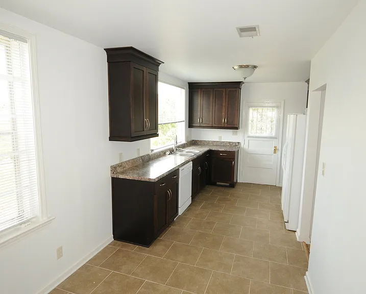 16 Windsor Dr — Photo 3