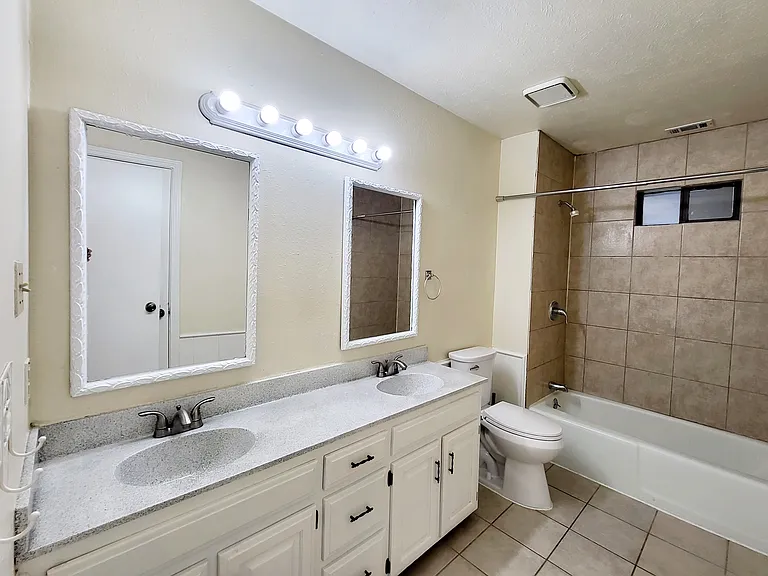 2424 Lakeview Cir — Photo 8