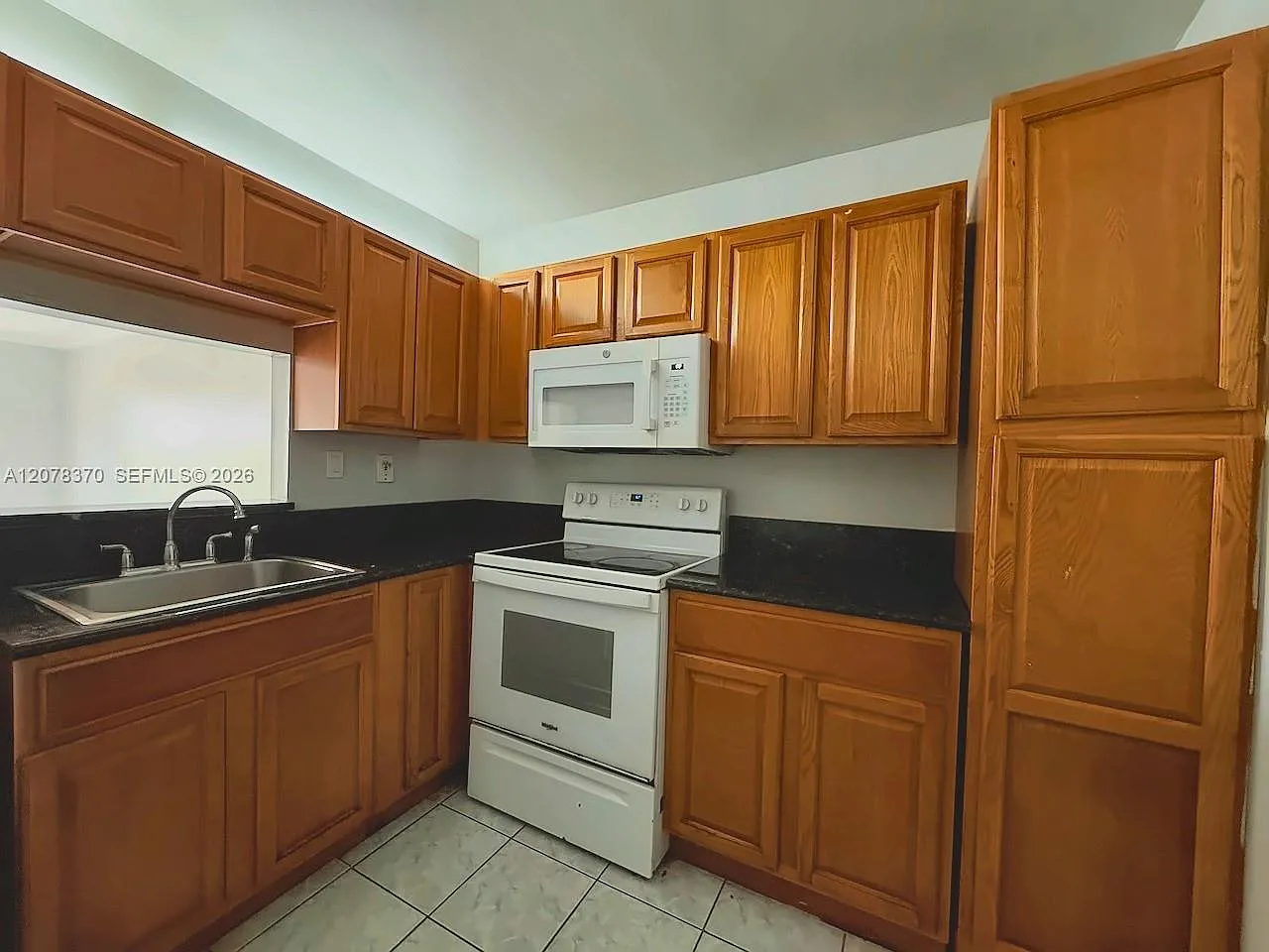 Capri Gardens Condo — Photo 4