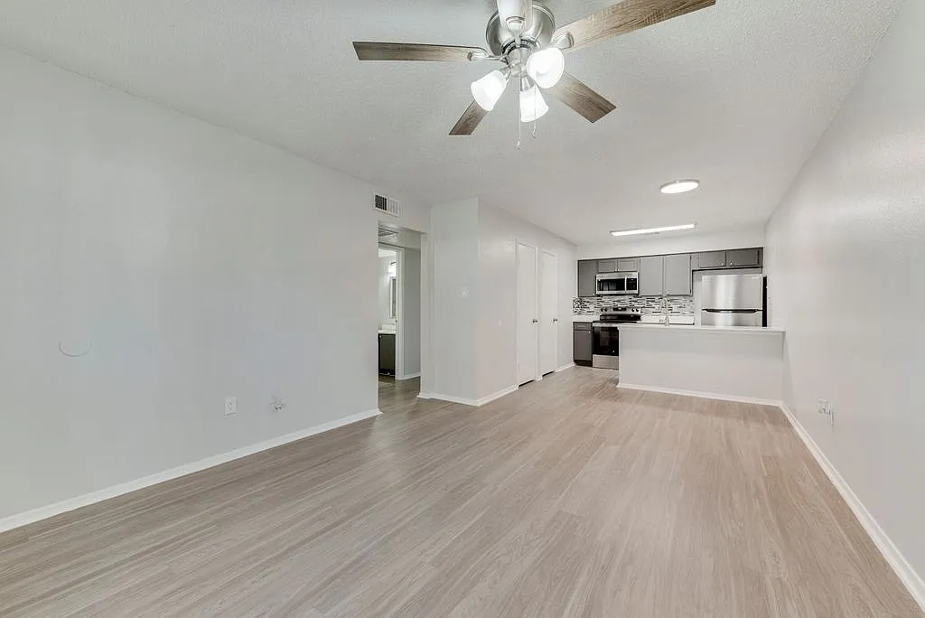 1208 Pecan Square Dr — Photo 2