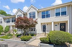 3 bed, 2.5 bath, 1700 sqft, $2,600 — Photo 2