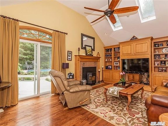 3rd image of 17 Shelter Harbor Ct