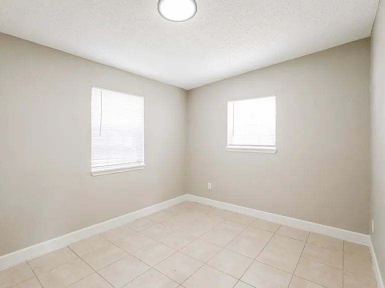 5319 NE 17th Ave — Photo 12
