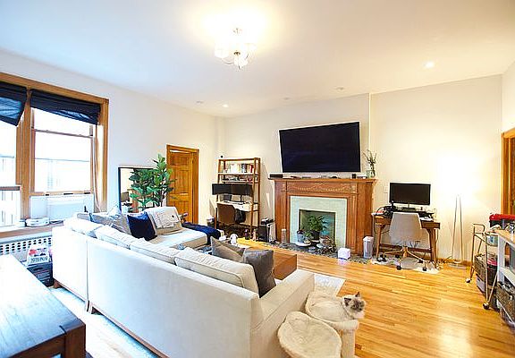 2nd image of 326 W 76th St #3