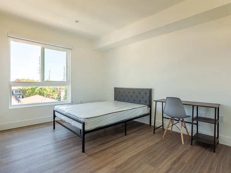 1450 S Barrington Ave — Photo 17