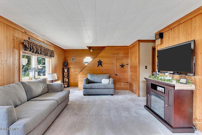 4th image of 8 Lakeview Avenue