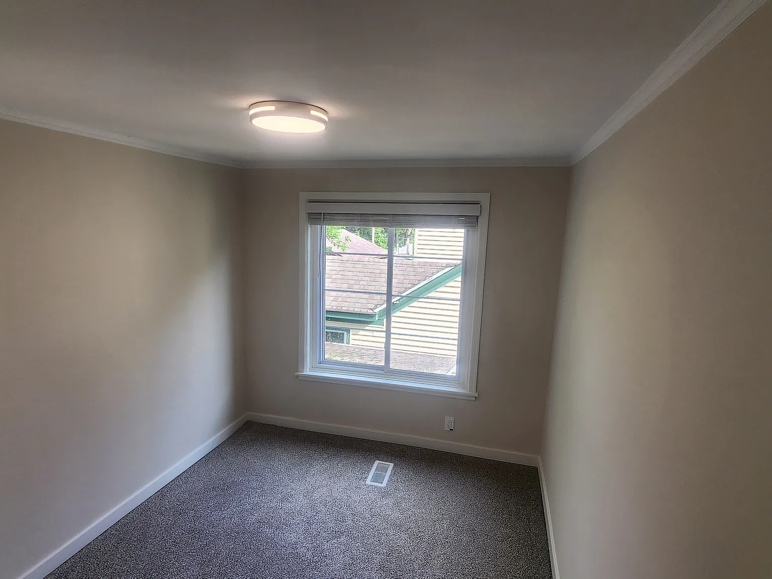 118 S Elm St — Photo 3
