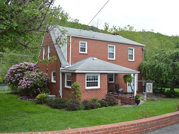 3rd image of 1000 Greenbrier Dr