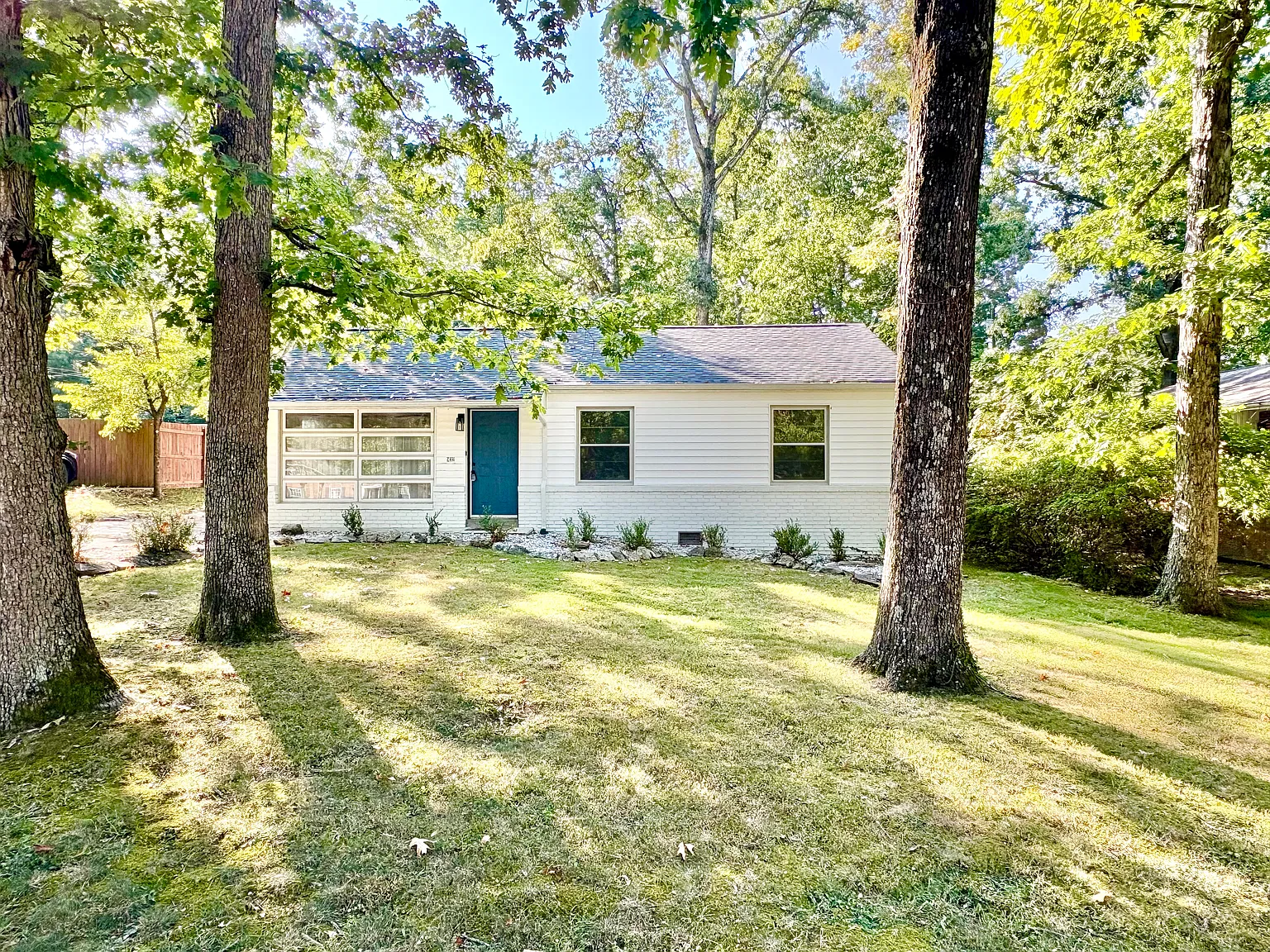3 bed, 1.5 bath, 1600 sqft, $1,900 — Photo 1