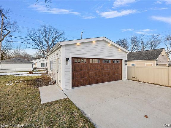 3rd image of 2191 Manchester Rd