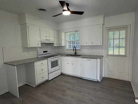 3rd image of 14 Wedgefield Dr #B