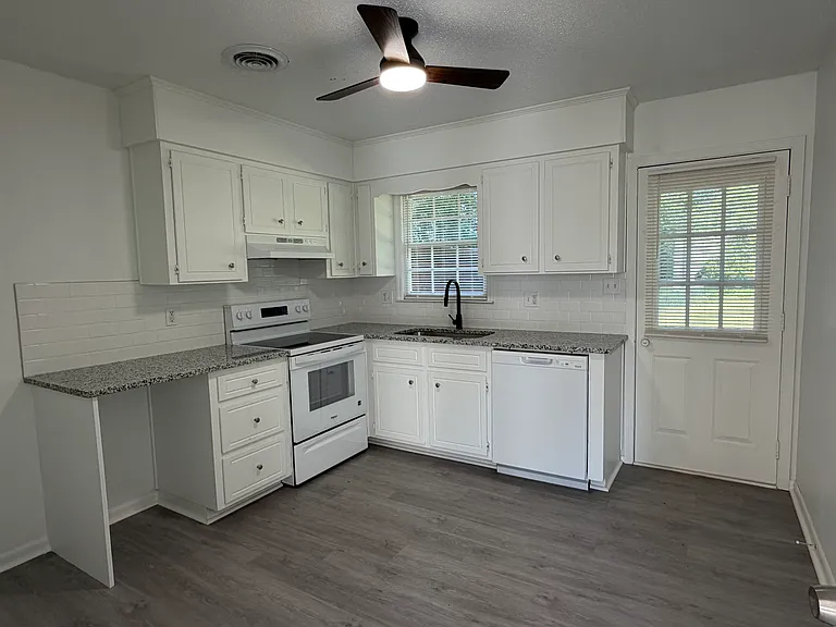 14 Wedgefield Dr #B — Photo 3