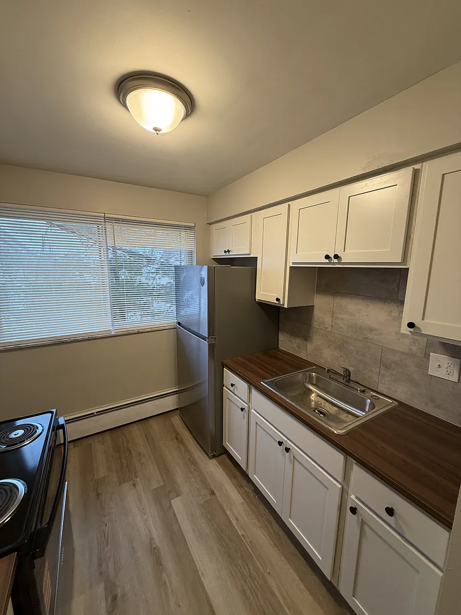 Building Photo - 17731 Lakeshore Blvd #6