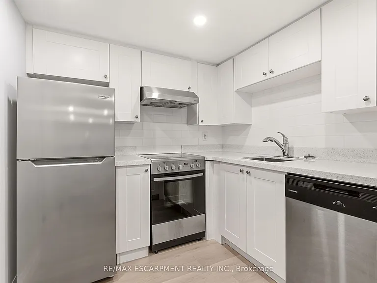 152 Sanford Ave S #LOWER — Photo 10