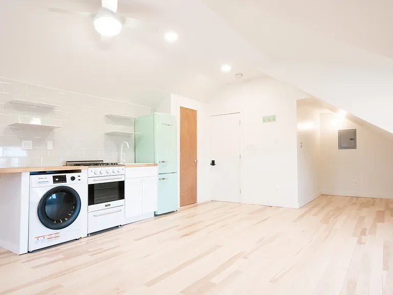 177 Montgomery St #3 — Photo 4