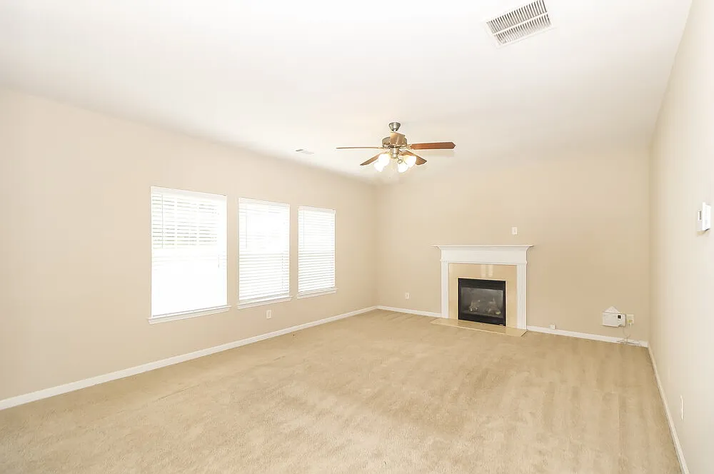 4 bed, 2.5 bath, 2353 sqft, $2,515 — Photo 3