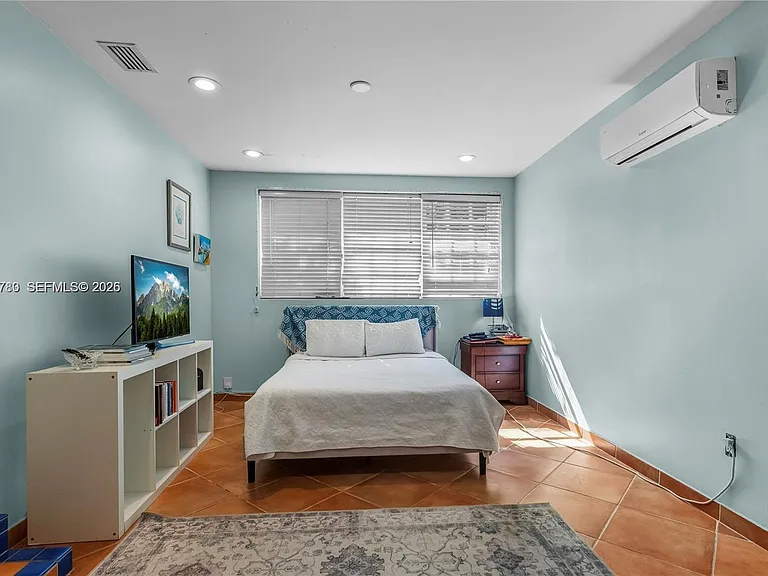 1875 Alamanda Dr — Photo 15