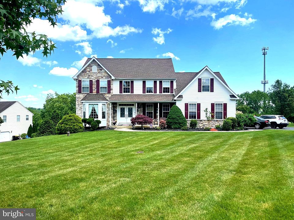 1st image of 217 Clover Ln