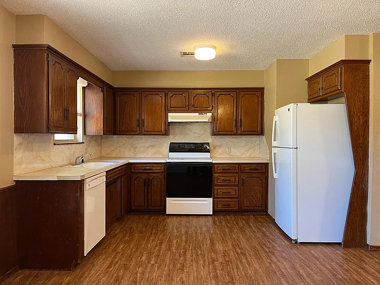 702 N Elm St — Photo 3